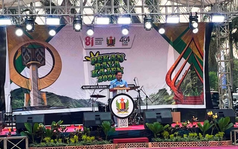 BUKA PRK 2026: Plt. Bupati Pekalongan, Sukirman, memberikan sambutan di atas panggung utama saat membuka Pekan Raya Kajen (PRK) 2026 di Alun-Alun Kajen. Acara tahunan ini juga menjadi bagian dari peringatan Hari Jadi ke-404 Kabupaten Pekalongan (dok. Istimewa).