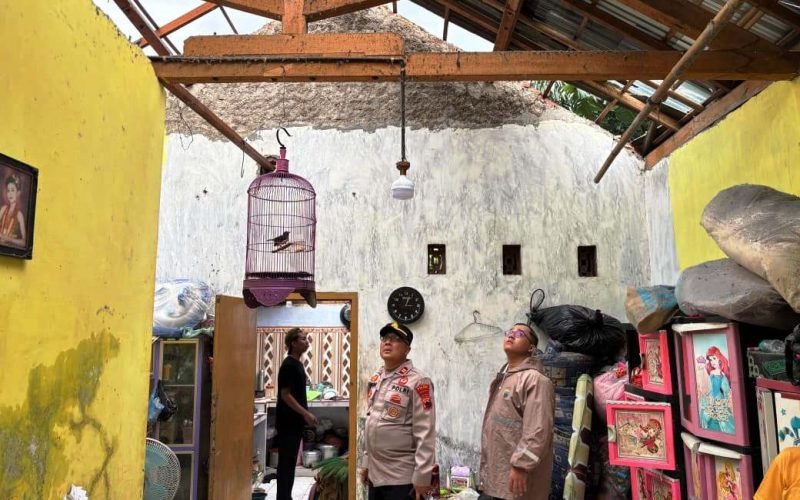 Petugas meninjau kondisi rumah warga di Desa Pekiringan Alit, Kecamatan Kajen, yang mengalami kerusakan akibat angin puting beliung, Rabu (21/1/2026).