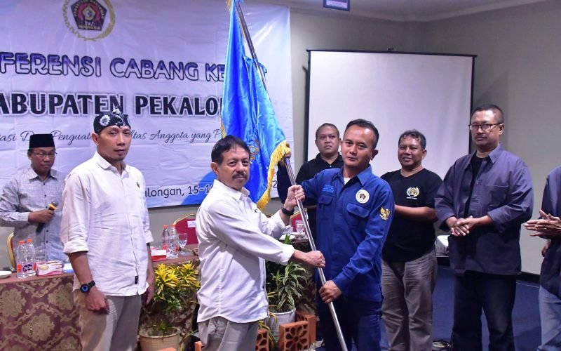 PWI - Penyerahan bendera pataka dari ketua PWI Jateng, Amir Mahmud (kiri) kepada ketua PWI Kabupaten terpilih, Triyono (15/11/2024 - dok. Istimewa)