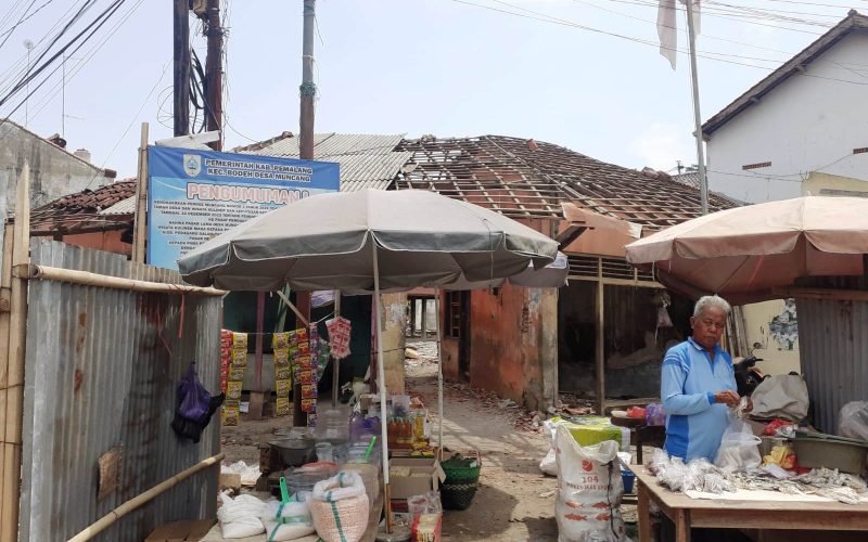 Pasar Desa Muncang ditutup karena akan dialih funhsikan untuk taman desa dan wisata kuliner yang menyisakan polemik bagi pedagang (17/11/2023)