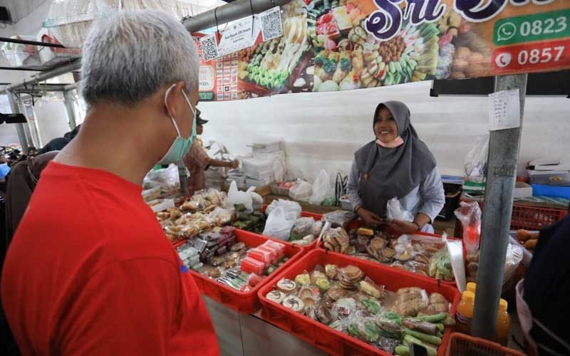 Senin (18/7) pagi ini, Ganjar jogging sambil blusukan ke pasar tradisional untuk cek harga.