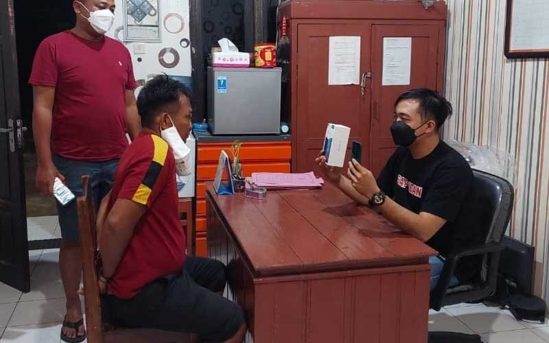 Pencuri-Beraksi-Congkel-Cendela-Gasak-Hanphone