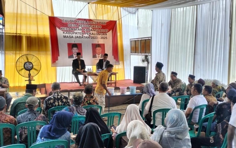 Pemilihan kepala desa antar waktu di Desa Kedungkebo, Kabupaten Pekalongan, mendapatkan pengamanan ketat dari aparat Kepolisian dengan lebih dari 100 personel gabungan terlibat. Dalam acara tersebut, dua calon, Edy Supeno dan Nur Sani, bersaing memperebutkan posisi kepala desa.