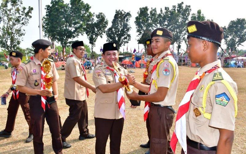 Plt. Bupati Pekalongan H. Sukirman menyerahkan penghargaan kepada peserta Raimuna Cabang IX Kwarcab Gerakan Pramuka Kabupaten Pekalongan dalam rangkaian Peringatan Hari Pramuka ke-65 Tahun 2026 di Lapangan Desa Kulu, Kecamatan Karanganyar, Jumat (14/8/2026 - dok. Istimewa)