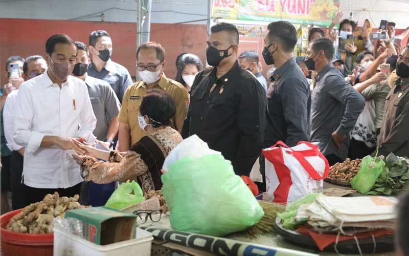 Presiden Jokowi yang sedang berkegiatan di Semarang dan memperingati Hari Bhayangkara ke-76 di Akpol Semarang menyempatkan waktu mengunjungi Pasar Peterongan. Selasa (5/7).