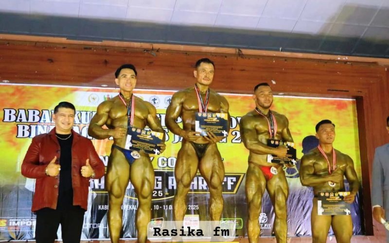 Anggota DPR RI Dapil Jateng X sekaligus pembina PBFI, Ashraff Abu, bersama peserta kejuaraan binaraga di Gedung Pertemuan Umum Kajen, Jumat (11/10/2025 - Dok. Bagus - Rasika FM)