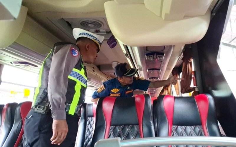 RAMCEK - Petugas dari Sat Lantas Polres Pekalongan dan Dinas Perhubungan Kabupaten Pekalongan saat melakukan ramcek di salah satu pool bus (dok. Humas Polres Pekalongan)