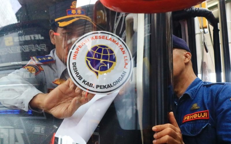 RAM CEK - Petugas dari Dinas Perhubungan Kabupaten Pekalongan menempelkan stiker pada angkutan yang telah lolos uji kelaikan (19/03/2025 - Dok, Bagus Rasika FM)