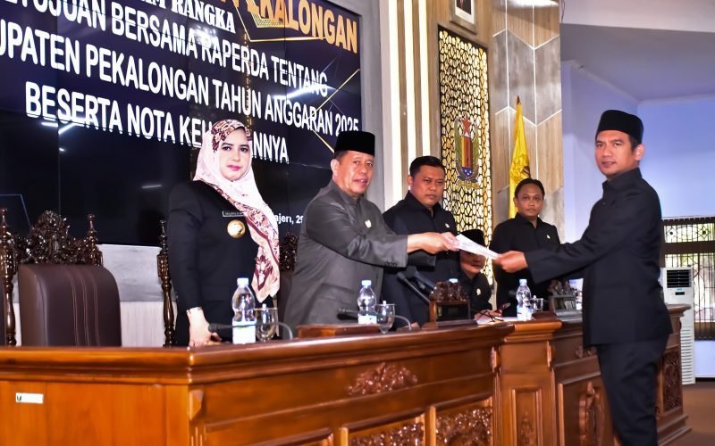 PARIPURNA - Bupati Fadia saat rapat paripurna pengesahan Rancangan Peraturan Daerah (Raperda) tentang Anggaran Pendapatan dan Belanja Daerah (APBD) Kabupaten Pekalongan Tahun Anggaran 2025 (dok. Prokompim)