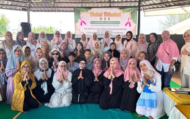 Para penyintas kanker payudara yang tergabung dalam komunitas Ratu Sembara Kasih binaan RSUD Kraton Kabupaten Pekalongan berfoto bersama usai kegiatan Halal Bihalal. Momen ini menjadi simbol kebersamaan, semangat juang, serta saling menguatkan di tengah perjuangan melawan kanker (dok. istimewa)