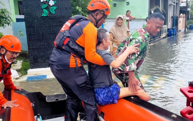 Relawan mengevakuasi warga yang terjebak banjir untuk dipindahkan ke lokasi yang lebih aman di Kabupaten Pekalongan, Minggu (18/1/2026).