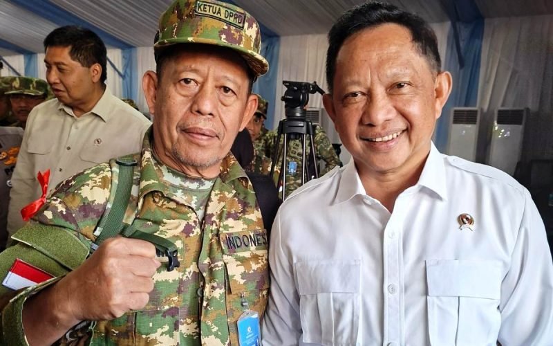 Ketua DPRD Kabupaten Pekalongan, H. Abdul Munir (kiri), berfoto bersama Menteri Dalam Negeri Tito Karnavian di sela kegiatan Kursus Pemantapan Pimpinan Daerah (KPPD) di Magelang, Jawa Tengah. Kegiatan ini menjadi bagian dari upaya penguatan kapasitas pimpinan DPRD dalam menjalankan fungsi legislasi, pengawasan, dan penganggaran di daerah (Dok. Istimewa)