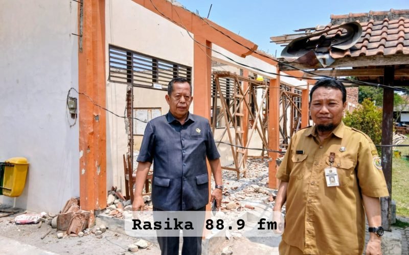 Ketua DPRD Kabupaten Pekalongan H. Abdul Munir bersama Plt Kepala SMPN 1 Buaran Mohamad Nurdiyanto meninjau langsung lokasi revitalisasi sekolah, Senin (7/9/2026 - dok. Bagus - Rasika FM).