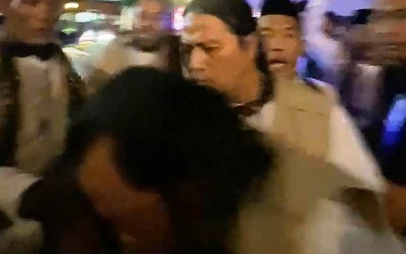 Cuplikan layar saat kericuhan terjadi sesaat menjelang debat publik paslon di depan loby hotel (dok. video amatir)