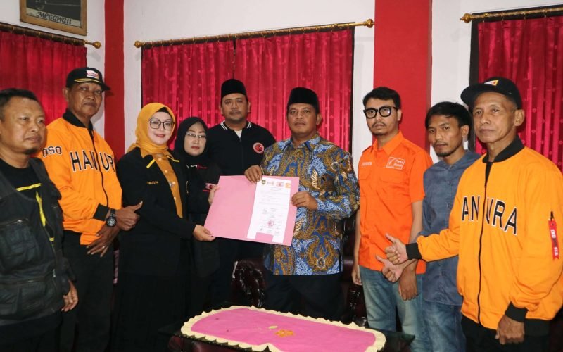 KOALISI - Empat partai non parlemen ramai-ramai mendukung dan bergabung kepada Bakal Calon Bupati dan Wakil Bupati Pekalongan Riswadi dan M. Amin yaitu Hanura, Partai Buruh, Partai Ummat dan Partai Kebangkitan Nusantara (dok. Bagus - Rasika FM)
