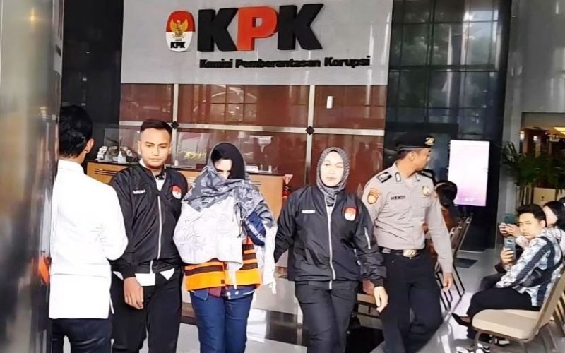 Bupati Fadia mengenakan rompi oranye dan menutup wajahnya dengan kerudung usai diperiksa oleh KPK dan ditetapkan menjadi tersangka (dok. Istimewa)
