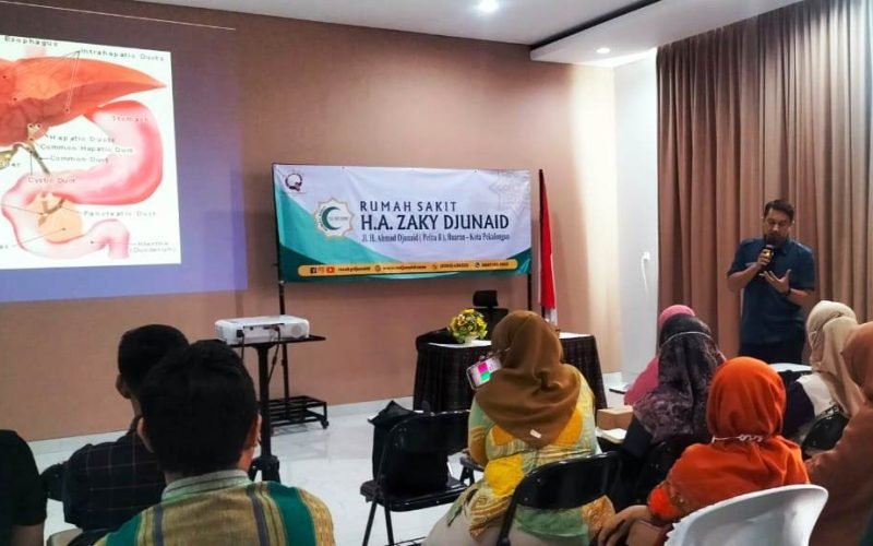 Salah seorang dokter yang bertugas sebagai pemateri saat memberikan penjelasan kepada peserta (dok. Istimewa)