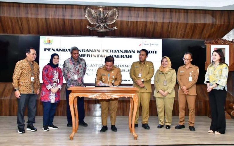 Plt. Bupati Pekalongan H. Sukirman, S.S., M.H. menandatangani perjanjian kredit pembangunan RSUD Kraton senilai Rp80 miliar bersama Bank Jateng di Aula Lantai I Setda Kabupaten Pekalongan, Senin (3/8/2026). Pembiayaan tersebut akan digunakan untuk menyempurnakan sistem Mekanikal, Elektrikal, dan Plumbing (MEP), arsitektur, serta infrastruktur RSUD Kraton guna memperkuat pelayanan kesehatan bagi masyarakat (dok. Istimewa)