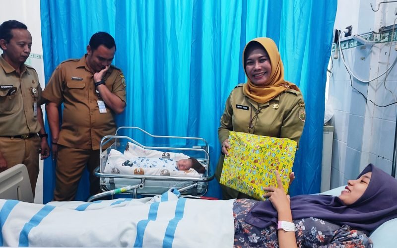Direktur RSUD Kraton Pekalongan Henny Rosita saat mengunjungi pasien dan bayi yang baru lahir di ruang perawatan, Senin (17/8/2026). Kunjungan tersebut menjadi bagian dari perhatian RSUD Kraton terhadap pelayanan ibu dan bayi, sekaligus menyampaikan ucapan selamat atas kelahiran buah hati tepat di Hari Kemerdekaan RI ke-81 (doc. Istimewa).