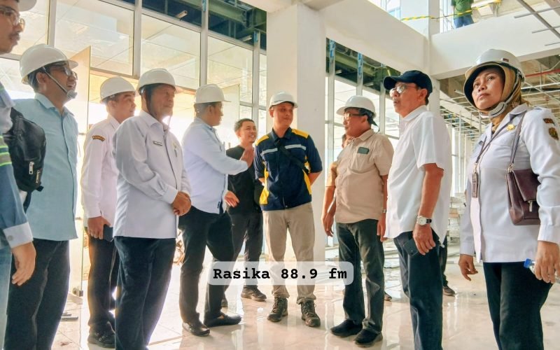 Ketua DPRD Kabupaten Pekalongan H. Abdul Munir bersama Komisi C dan Direktur RSUD Kraton Henny Rosita mengecek langsung progres pembangunan RSUD Kraton Baru di Wiradesa, Rabu (30/9/2026). Peninjauan mencakup kondisi bangunan, pekerjaan MEP, arsitektur hingga kesiapan menuju proses relokasi layanan (dok. Bagus Rasika FM).