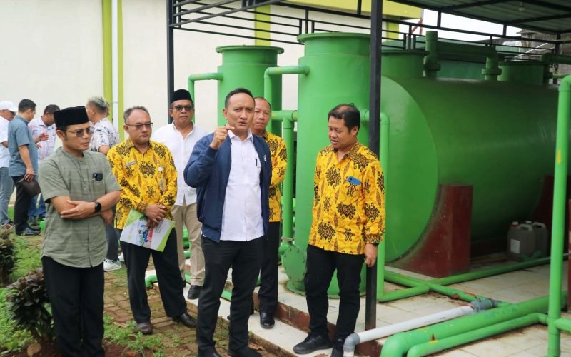 IPAL - Komisi C DPRD Kabupaten Pekaloangan saat kunjungan kerja di Instalasi Pengolahan Air Limbah (IPAL) terkait proyek pembangunan pipa pembuangan hasil olahan limbah cair ke sungai Sengkarang (dok. Bagus - Rasika FM)