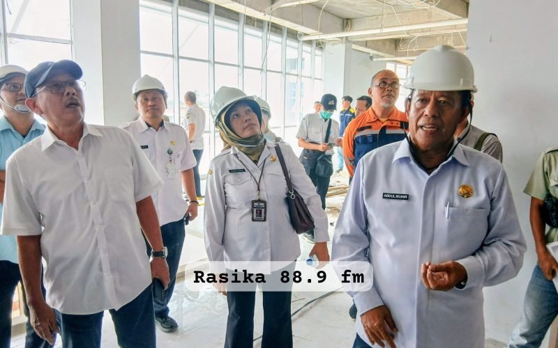 Ketua DPRD H. Abdul Munir bersama Komisi C dan Direktur RSUD Kraton Henny Rosita mengecek progres pembangunan RSUD Kraton Baru di Wiradesa, Rabu (30/9/2026), sebagai bagian dari pengawasan kesiapan gedung menuju relokasi dan operasional layanan (dok. Bagus AA - Rasika FM Pekalongan)