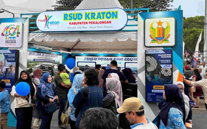 DISERBU WARGA - Suasana stan RSUD Kraton Kabupaten Pekalongan yang ramai dipadati pengunjung di arena Pekan Raya Kajen (PRK) 2026. Warga tampak antusias berburu layanan cek kesehatan gratis dan melihat langsung bocoran transformasi wajah baru rumah sakit andalan warga Pekalongan tersebut (dok. Istimewa)