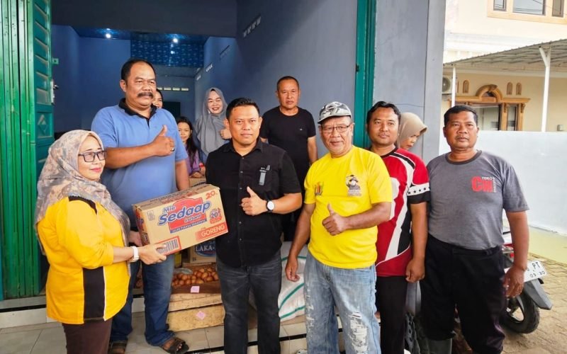 Wakil Ketua DPRD Kabupaten Pekalongan Ruben R Prabu Faza menyalurkan bantuan logistik di dapur umum Kecamatan Sragi untuk warga terdampak banjir, Minggu (18/1/2026).