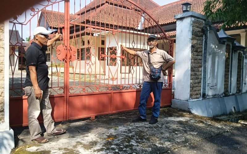 Dua aktivis saat mendatangi Rumah Dinas Ketua DPRD Kabupaten Pekalongan yang kosong, diduga sengaja dikembalikan demi mencairkan tunjangan perumahan tunai puluhan juta rupiah, Rabu (13/5/2026). (Foto: Istimewa)
