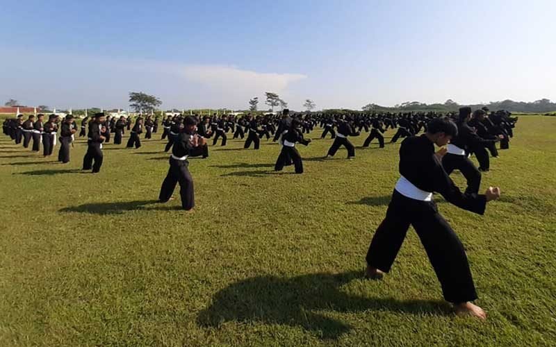 Ratusan Pendekar Gelar Peringatan 100 Tahun berdirinya PSHT Madiun di stadiun Kesesi, Jumat (02/09/2022 - dok. Rasika Pekalangan)