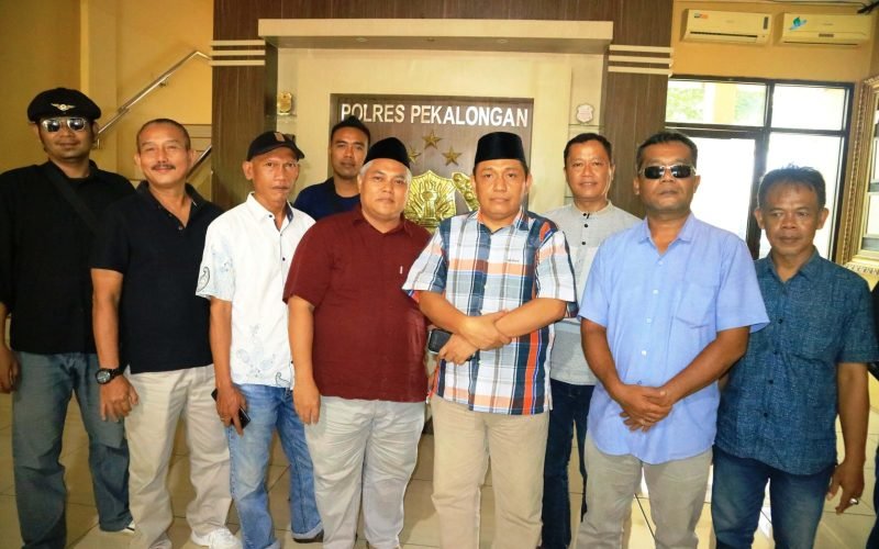 PASCA PILKADA - Sejumlah aktifis yang tergabung dalam "Sahabat Ghoni" bersilaturahmi ke Polres Pekalongan (Dok. Bagus Rasika FM Pekalongan)