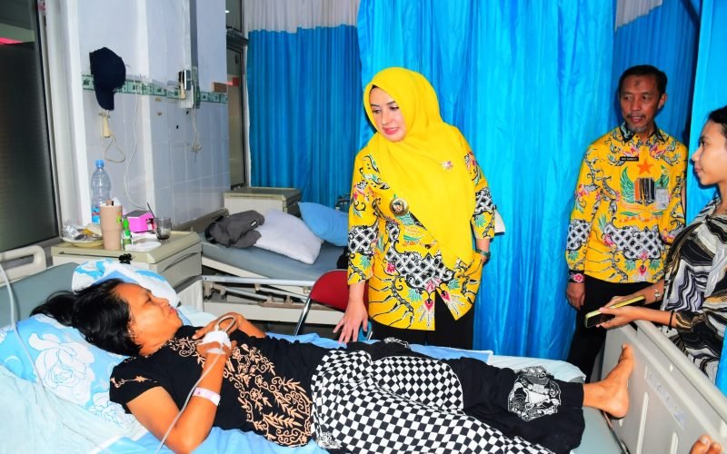 Bupati Fadia saat sidak di RSUD Kraton Pekalongan untuk memastikan tidak ada pungutan liar kepada pasien (dok. Istimewa)