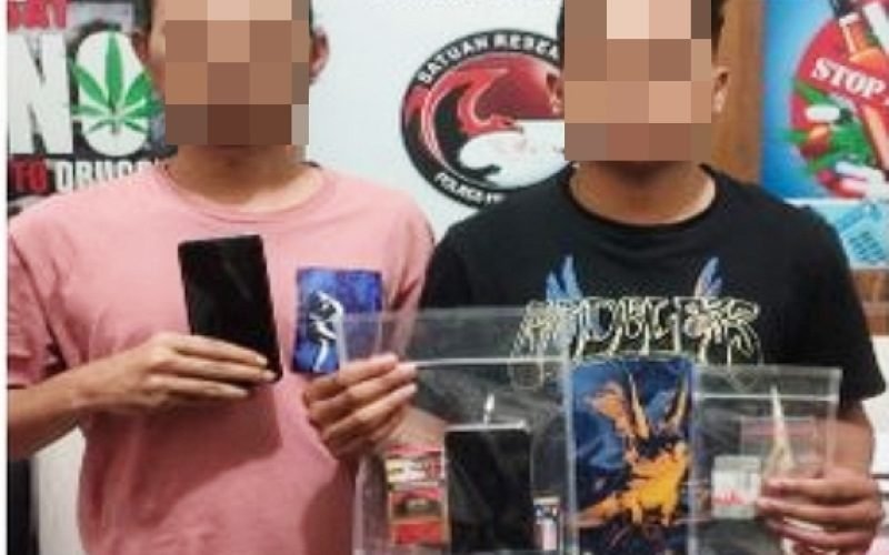 Dua terduga beserta barang bukti yang diamankan oleh petugas dari Polres Pekalongan (dok. Humas)