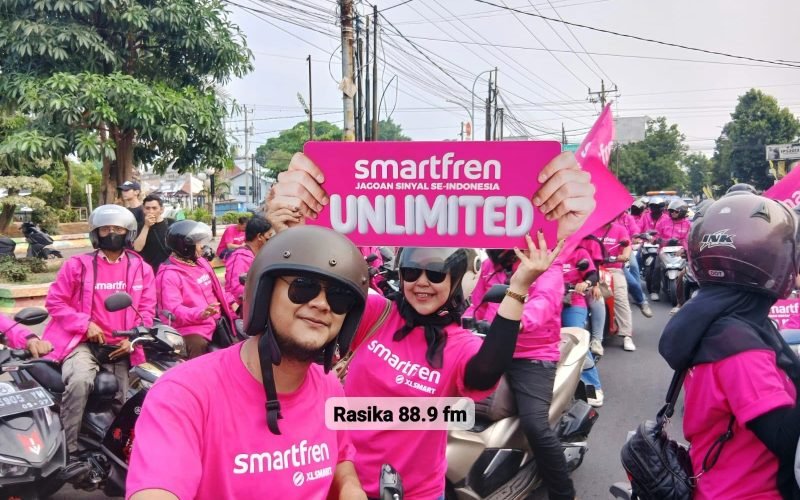 Konvoi Smartfren bersama komunitas pengemudi ojek online (ojol) dalam kegiatan Keliling Pekalongan Bareng Jagoan Sinyal di Kota Pekalongan, Rabu (28/10/2026). Kegiatan ini menjadi upaya Smartfren mendekatkan diri kepada masyarakat sekaligus memperkenalkan layanan jaringan dan paket internet unlimited (dok. Bagus - Rasika FM Pekalongan).