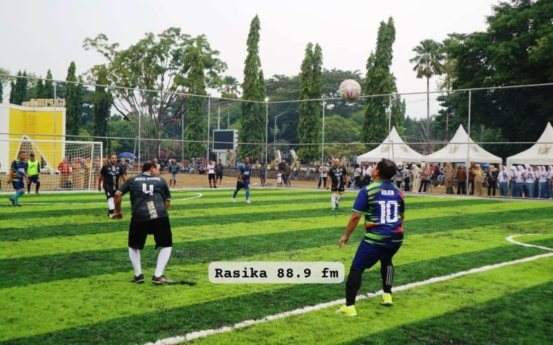 Bola mengudara, duel berlangsung sengit. Suasana pertandingan eksibisi mewarnai peresmian lapangan mini soccer di kompleks Alun-Alun Kajen, Selasa (18/8/2026 - dok. Bagus Rasika FM).