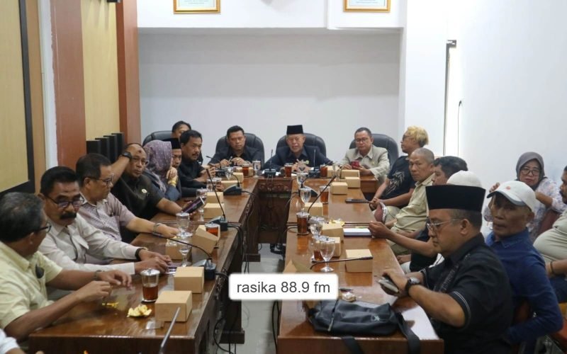 Audiensi Koalisi Transparansi Pekalongan bersama DPRD Kabupaten Pekalongan berlangsung dinamis, diwarnai kritik tajam dan dorongan perbaikan tata kelola pemerintahan, Senin (13/4/2026 - dok. Bagus - Rasika FM Pekalongan).
