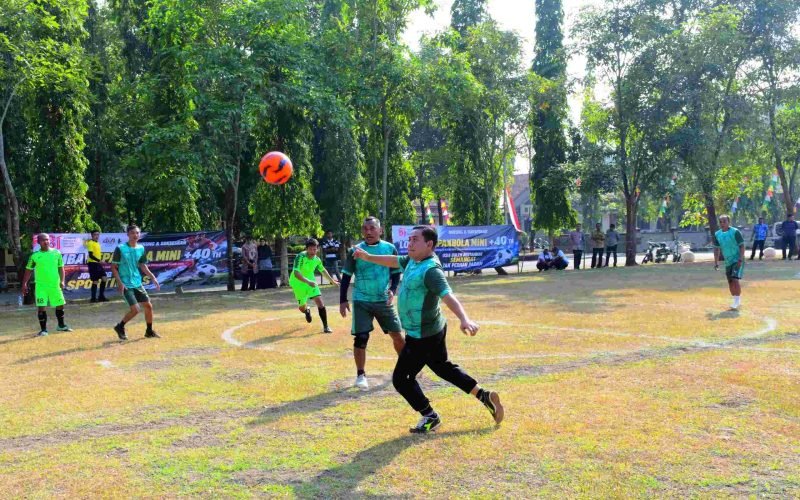 Plt. Bupati Pekalongan H. Sukirman ikut turun langsung memperkuat tim Sekretariat Daerah dalam laga pembuka Turnamen Sepak Bola Mini U40+ Kabupaten Pekalongan 2026.