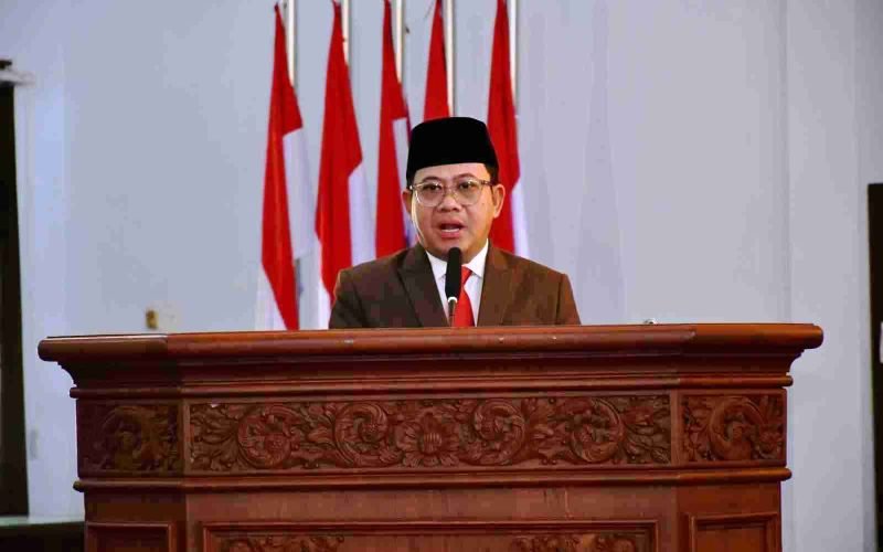 Plt. Bupati Pekalongan H. Sukirman menyampaikan jawaban pemerintah daerah atas pandangan umum fraksi-fraksi DPRD terhadap Raperda Pertanggungjawaban Pelaksanaan APBD Tahun Anggaran 2025 dalam rapat paripurna DPRD Kabupaten Pekalongan, Rabu (1/7/2026). Dalam kesempatan itu, Pemkab Pekalongan menegaskan komitmennya menindaklanjuti berbagai catatan DPRD sebagai bahan evaluasi tata kelola pemerintahan (dok. Istimewa)