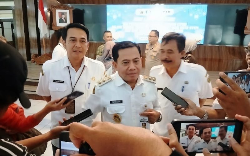 Plt. Bupati Pekalongan Sukirman saat menghadiri acara di lingkungan Pemkab Pekalongan. Di tengah padatnya agenda, Sukirman menegaskan pelantikan 11 kepala OPD masih menunggu izin Mendagri melalui Gubernur Jateng. (Foto: Dok. Bagus AA – Rasika FM Pekalongan)