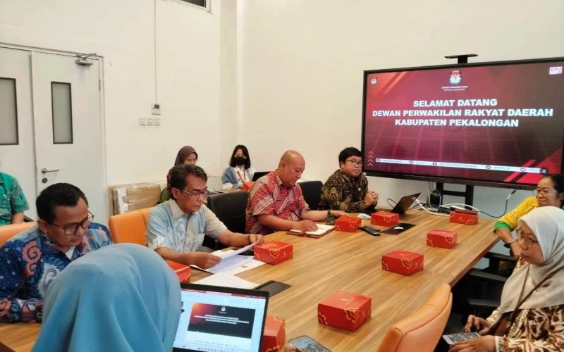 Wakil Ketua DPRD Kabupaten Pekalongan, Sumar Rosul, bersama KPU dan Disdukcapil melakukan konsultasi ke KPU RI di Jakarta, Jumat (10/10/2025). Pertemuan tersebut membahas rencana penataan daerah pemilihan dan potensi penambahan kursi DPRD dari 45 menjadi 50 kursi, seiring jumlah penduduk Kabupaten Pekalongan yang telah menembus 1.039.736 jiwa. (dok. Istimewa)