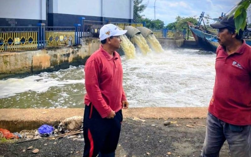 Wakil Ketua DPRD Kabupaten Pekalongan Sumar Rosul saat meninjau operasional rumah pompa di Kabupaten Pekalongan pada Minggu (18/1/2026) guna memastikan pompanisasi berjalan optimal di tengah genangan banjir.