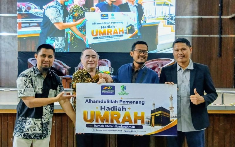 CEO Rumah Khitan Ibadurrahman, Wahmad (kanan), berfoto bersama Rahmat Nurhadi, pemenang hadiah utama umrah, usai pengundian hadiah bagi alumni Rumah Khitan Ibadurrahman, Ahad (6/9/2026).