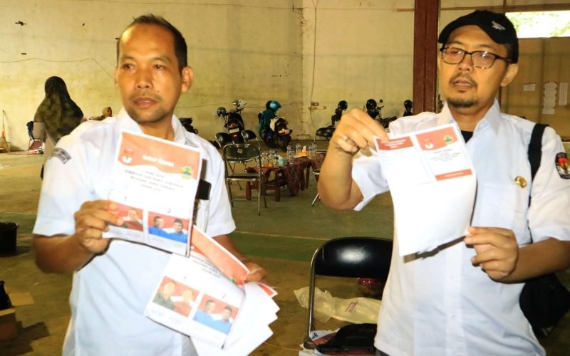 SURAT SUARA - Petugas sortir lipat dari KPU Kabupaten Pekalongan menunjukkan contoh surat suara rusak (dok. Bagus Rasika FM Pekalongan)