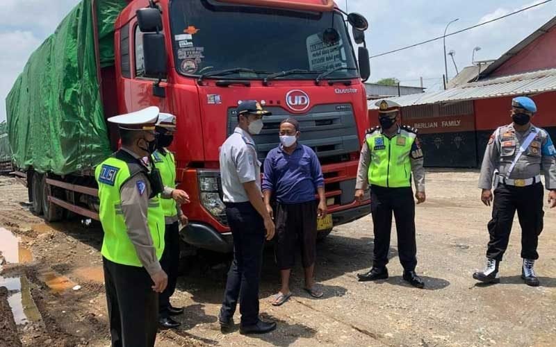 Sejumlah-Kendaraan-Terjaring-Dalam-Operasi-Kendaraan-Over-Dimensi-Dan-Over-Load-Oleh-Tim-Gabungan
