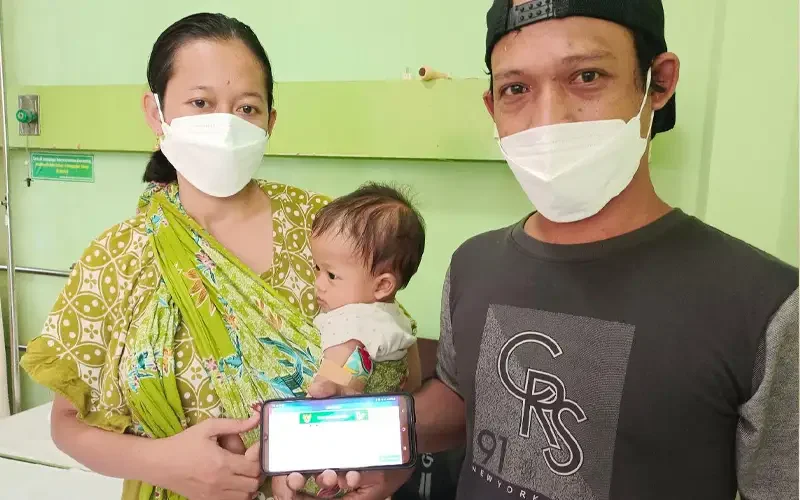 Kisah Mengharukan dari Pekalongan: Anak Berhasil Dapatkan Pelayanan Kesehatan dengan Bantuan BPJS Kesehatan di Rumah Sakit Budi Rahayu. Anjar Siswanto, seorang buruh batik, berbagi pengalaman mengatasi kendala administrasi JKN anaknya. Responsif dan Sigap, Rumah Sakit Budi Rahayu dengan mudah membantu memperbarui data kepesertaan JKN, memberikan perlindungan kesehatan yang memuaskan. Pengalaman berharga dalam menghadapi TBC keluarga Anjar menegaskan keberhasilan pengobatan yang ditanggung oleh BPJS Kesehatan.