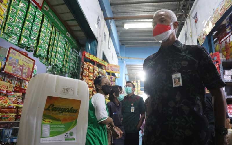 Sidak-Pasar-Bulu,-Ganjar-Temukan-Minyak-Goreng-Curah-Harga-Rp22-Ribu