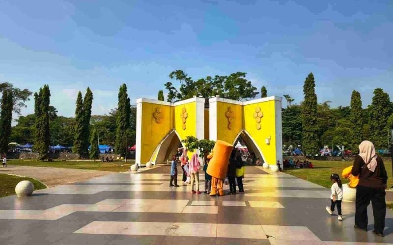 Taman Asmaul Khusna di kawasan Alun-Alun Kajen, Kabupaten Pekalongan. Ruang publik yang menjadi ikon pusat pemerintahan ini kini menjadi sorotan setelah muncul keluhan terkait kondisi kebersihan serta dugaan lemahnya pengawasan di sejumlah titik kawasan tersebut (dok. Istimewa)