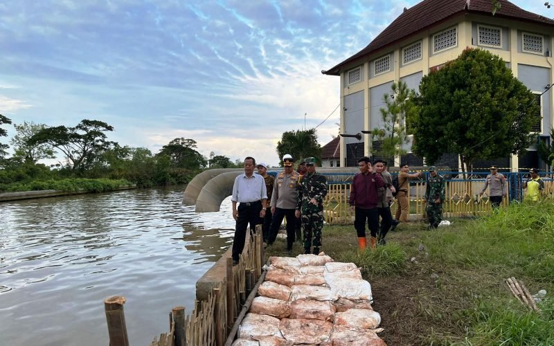 Pimpinan DPRD, Kapolres, dan Dandim 0710/Pekalongan meninjau langsung lokasi tanggul jebol di Sungai Silempeng, Desa Depok (dok. Istimewa)