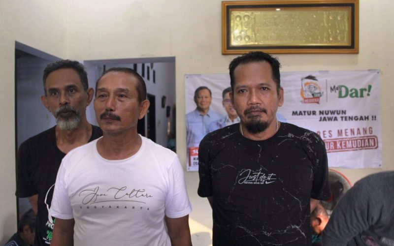 ISU - Ketua Tani Merdeka Indonesia Kabupaten Pekalongan, Sugiyono (berkaos putih) saat menjawab isu mundurnya Sudaryono dari bursa calon Gubernur Jateng (15/06/2024 - Dok. Bagus/Rasika FM)