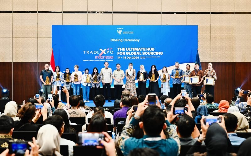 Menteri Perdagangan Budi Santoso berfoto bersama peserta Trade Expo Indonesia (TEI) ke-41 di ICE BSD City, Tangerang, Minggu (18/10/2026). TEI 2026 mencatat potensi transaksi USD 22,94 miliar, melampaui target sebesar 31,1 persen.  (Dok. Istimewa)